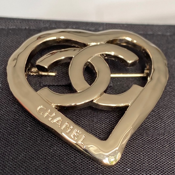 CHANEL 2022P GOLDEN TONE HEART METAL BROOCH WITH CC LOGO - Picture 3 of 16